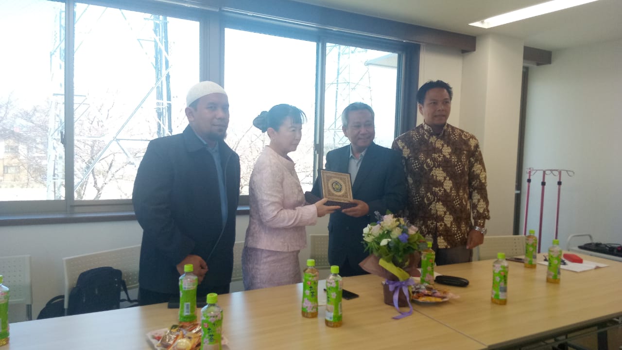 Kunjungan UMS ke Rumah Lansia di Jepang